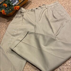 NWT Banana Republic Pleated Smithfield Relaxed Leg Chinos 36 / 32
